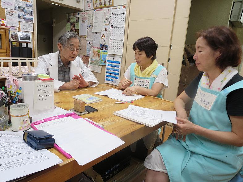  小児科医との毎月のカンファレンス