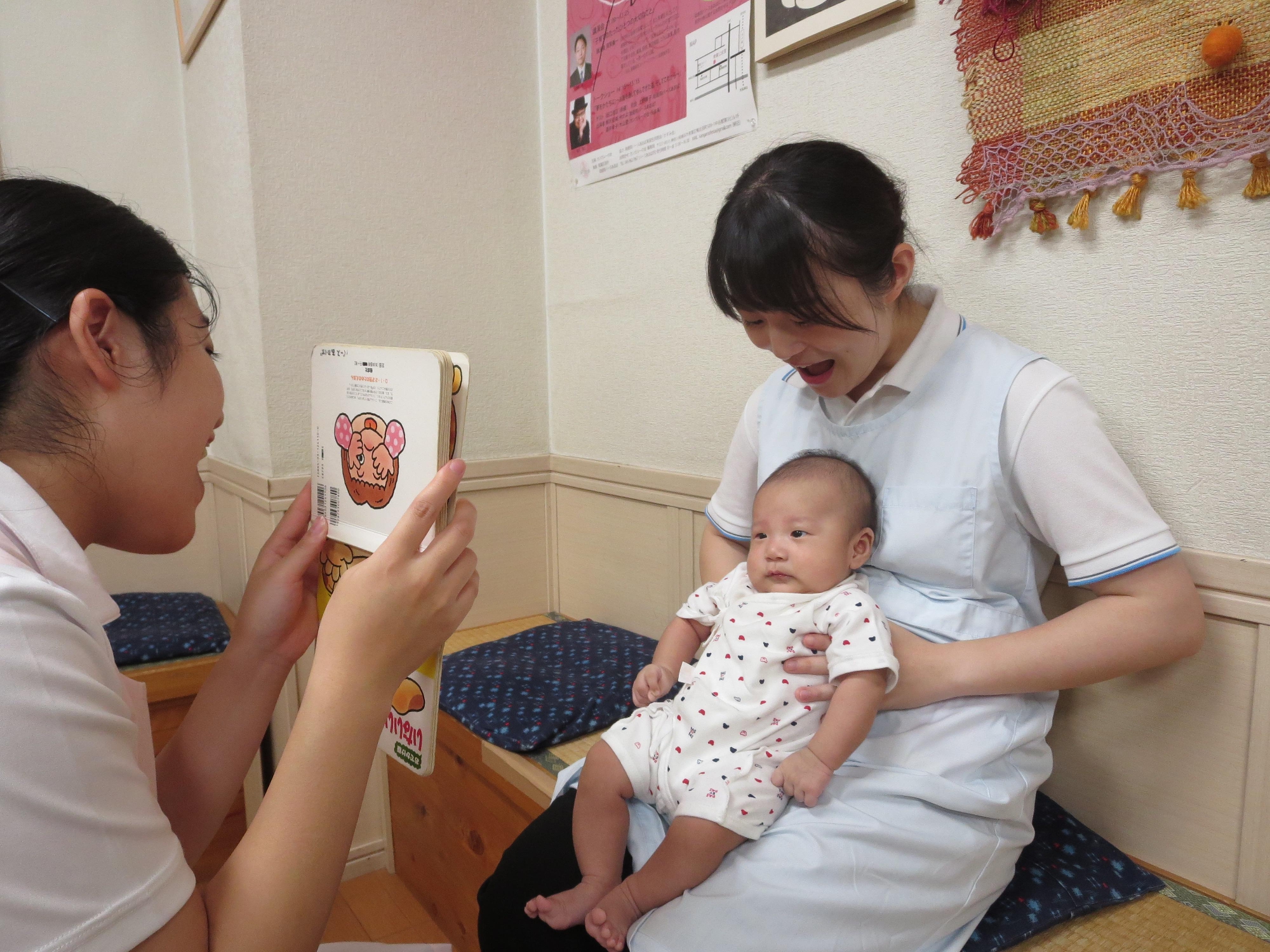 デイケアの赤ちゃん・本を見る