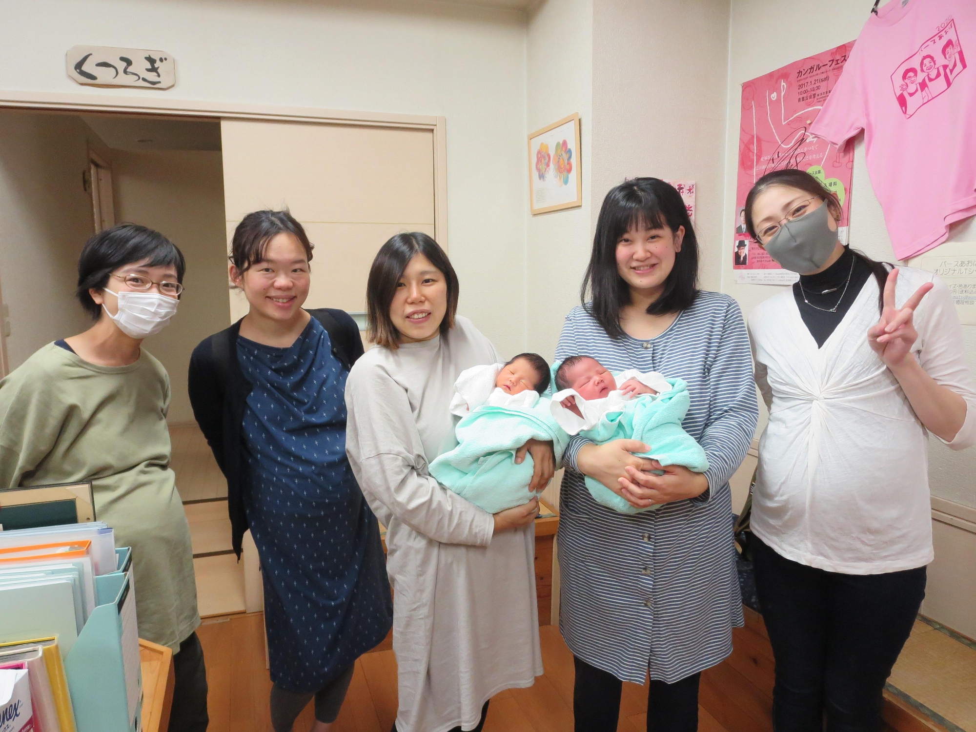 薪割りに一緒に行った仲間と産後にパチリ！