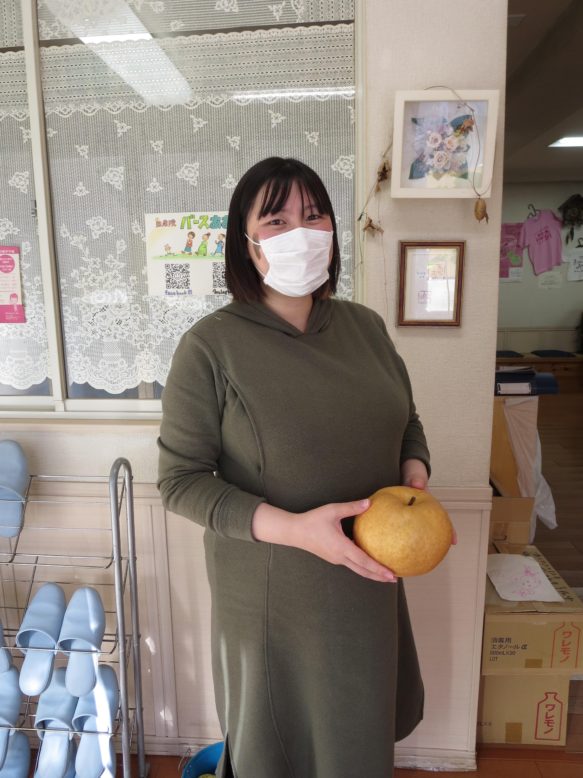 利用者さんから大きな梨を頂きました！